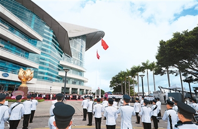 7月1日，香港特区政府在金紫荆广场举行升旗仪式，庆祝香港回归祖国28周年。