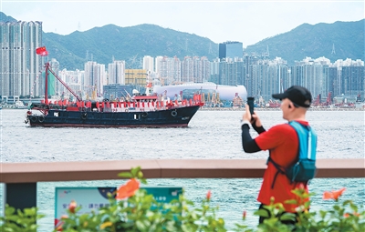 七月一日，由香港各界庆典委员会组织的二十八艘渔船在香港维多利亚港海面巡游。