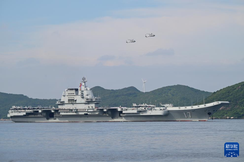 7月3日，中国海军山东舰航母编队抵达香港。这是山东舰行进在香港水域。