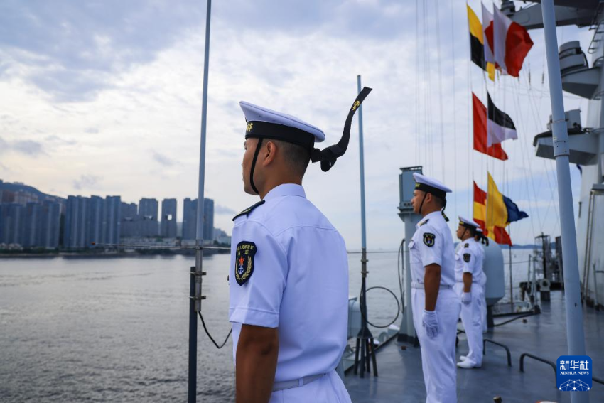 7月3日，中国海军山东舰航母编队抵达香港。这是分区列队的湛江舰官兵。