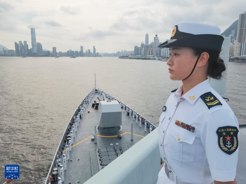 7月3日，中国海军山东舰航母编队抵达香港。这是分区列队的湛江舰官兵。