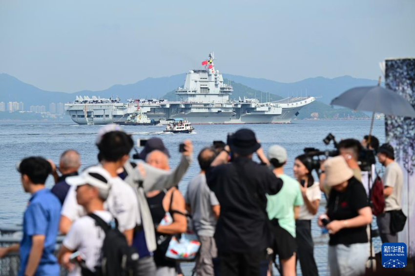 7月3日，中国海军山东舰航母编队抵达香港。这是山东舰行进在香港水域。