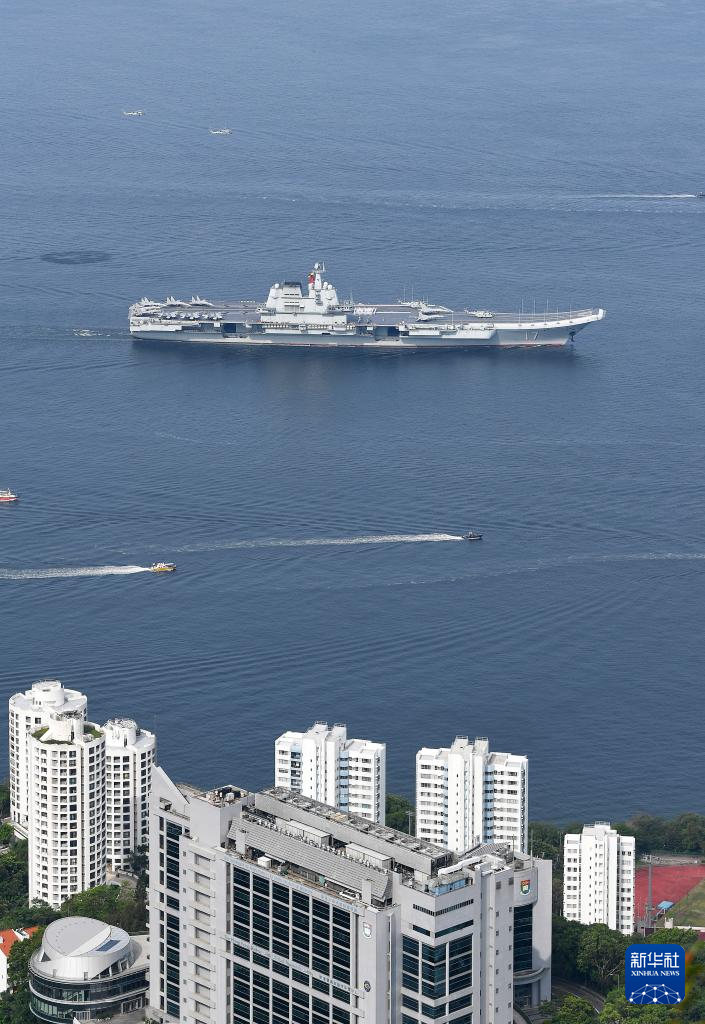 7月3日，中国海军山东舰航母编队抵达香港。这是山东舰行进在香港水域。