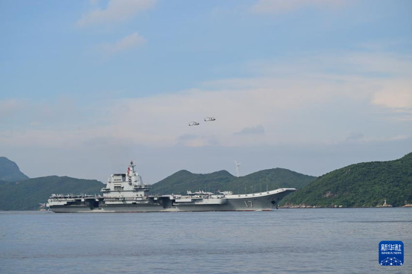 7月3日，中国海军山东舰航母编队抵达香港。这是山东舰行进在香港水域。