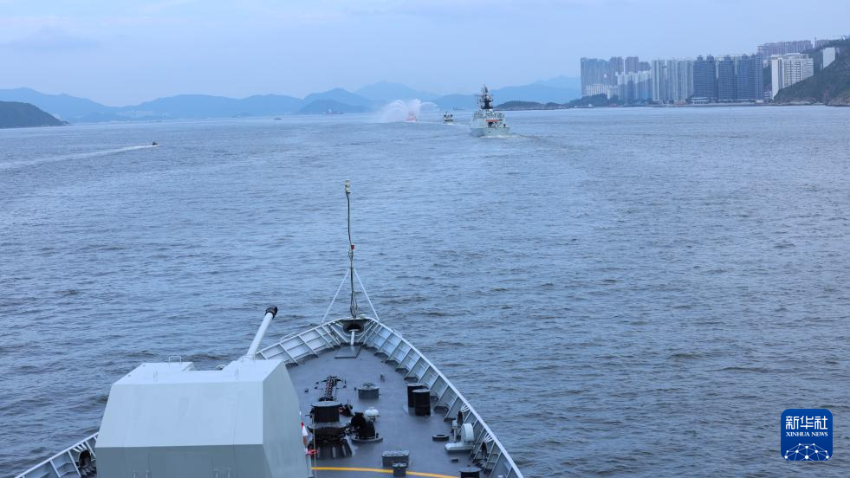 7月3日，中国海军山东舰航母编队抵达香港。这是特区政府消防船为舰艇编队举行水门礼。