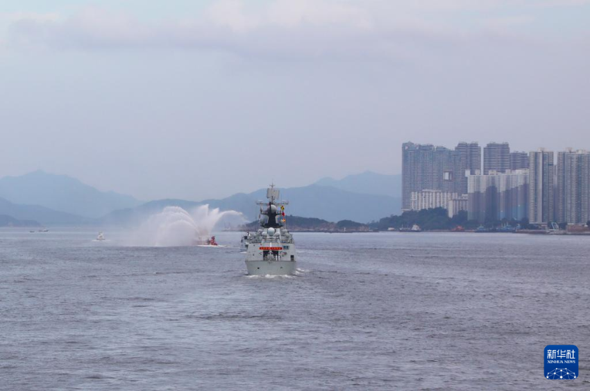7月3日，中国海军山东舰航母编队抵达香港。这是特区政府消防船为舰艇编队举行水门礼。