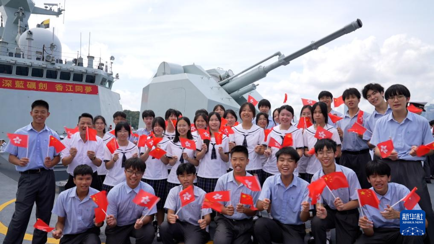 7月3日，中国海军山东舰航母编队抵达香港。这是香港中学生登上海军运城舰参观、留影。
