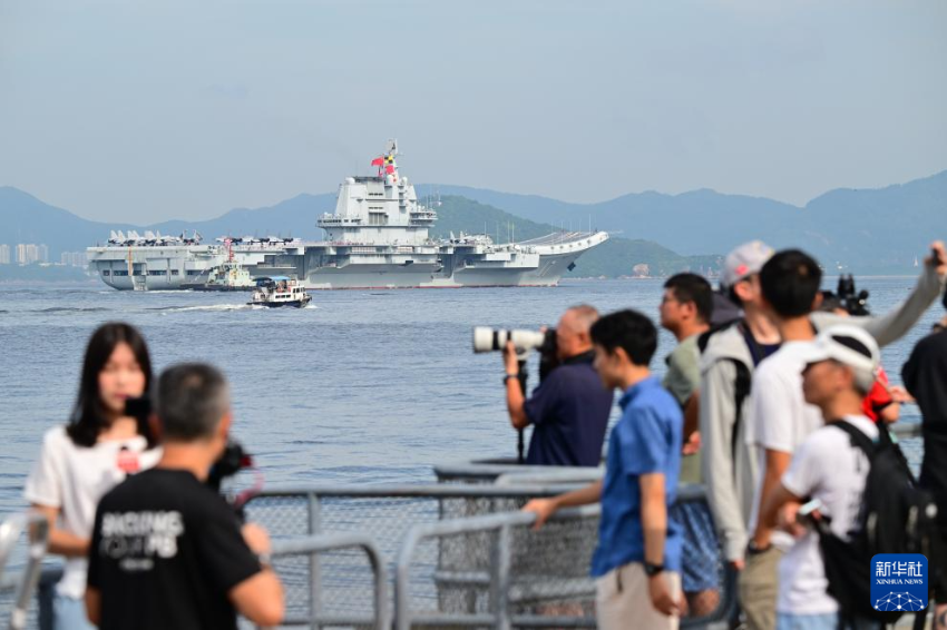 7月3日，中国海军山东舰航母编队抵达香港。这是山东舰行进在香港水域。