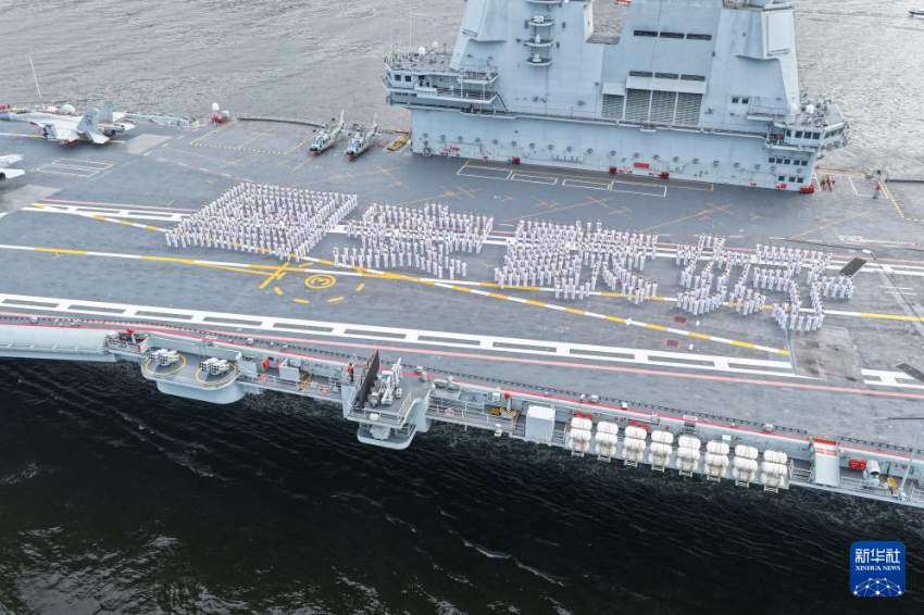 7月3日，中国海军山东舰航母编队抵达香港。这是山东舰官兵在飞行甲板上列队排出“国安家好”字样（无人机照片）。