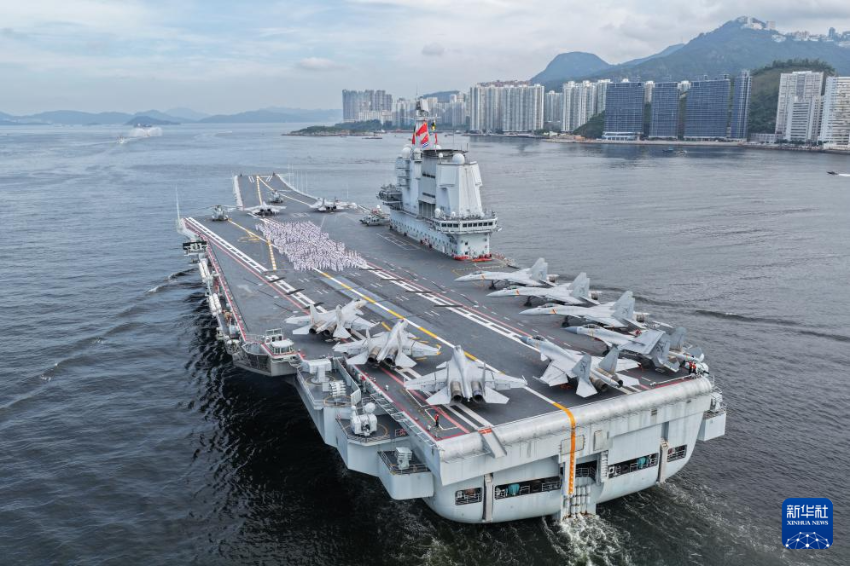 7月3日，中国海军山东舰航母编队抵达香港。这是山东舰官兵在飞行甲板上列队排出“国安家好”字样（无人机照片）。