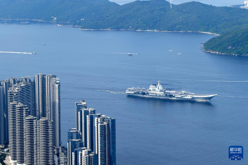 7月3日，中国海军山东舰航母编队抵达香港。这是山东舰行进在香港水域。
