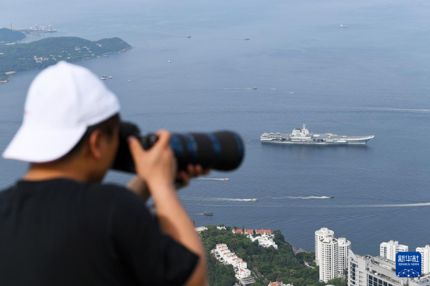 7月3日，中国海军山东舰航母编队抵达香港。这是山东舰行进在香港水域。
