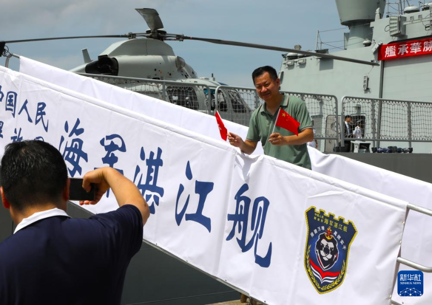 7月3日，香港市民登上湛江舰参观、拍照。