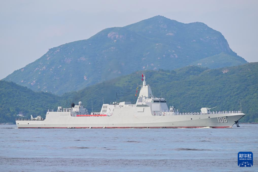 7月3日，海军延安舰行进在香港水域。