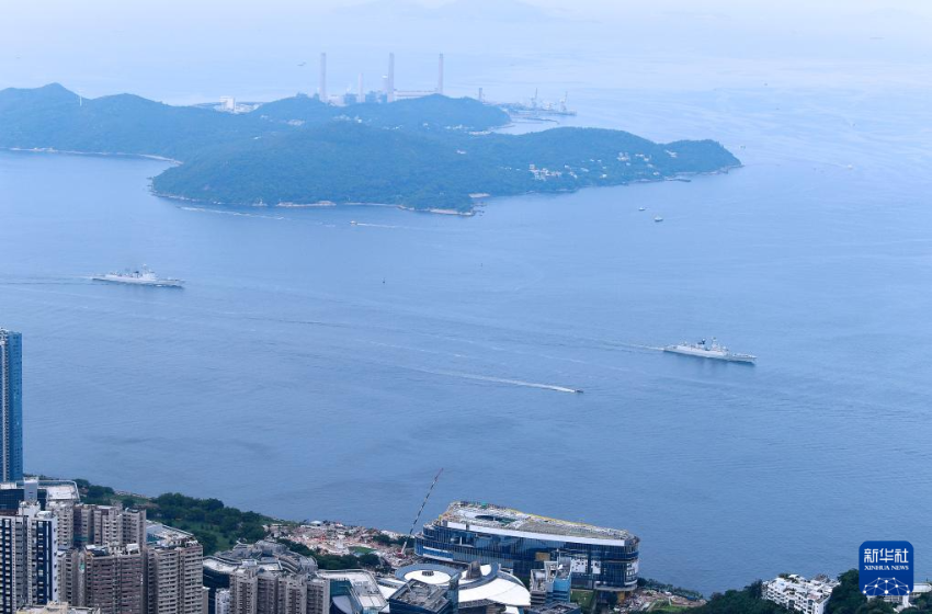 7月3日，海军运城舰（右）和湛江舰行进在香港水域。