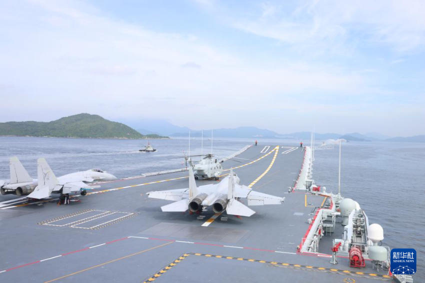 7月3日，中国海军山东舰航母编队抵达香港。