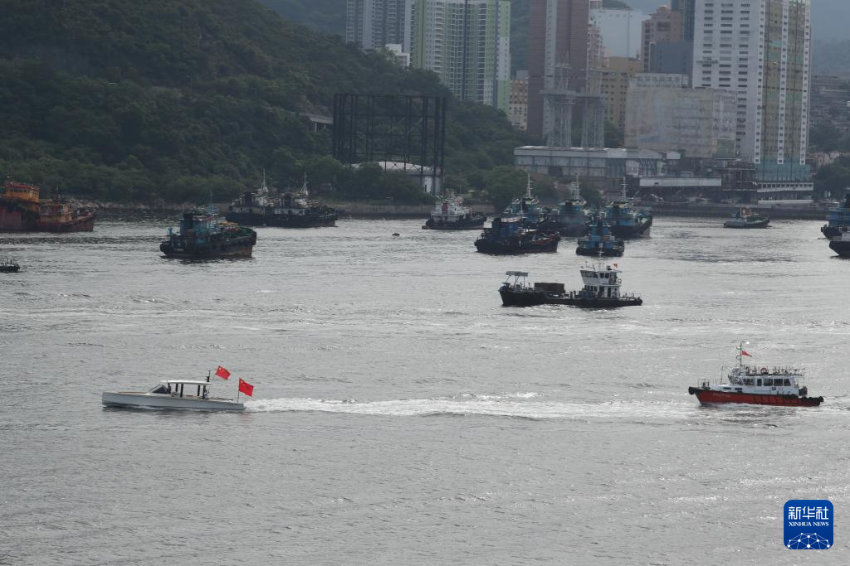 7月3日，中国海军山东舰航母编队抵达香港。这是民众驾驶民船随舰航行迎接航母编队。