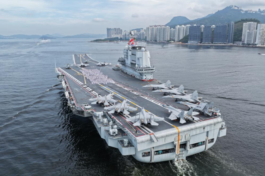 7月3日，中国海军山东舰航母编队抵达香港。这是山东舰官兵在飞行甲板上列队排出“国安家好”字样（无人机照片）。