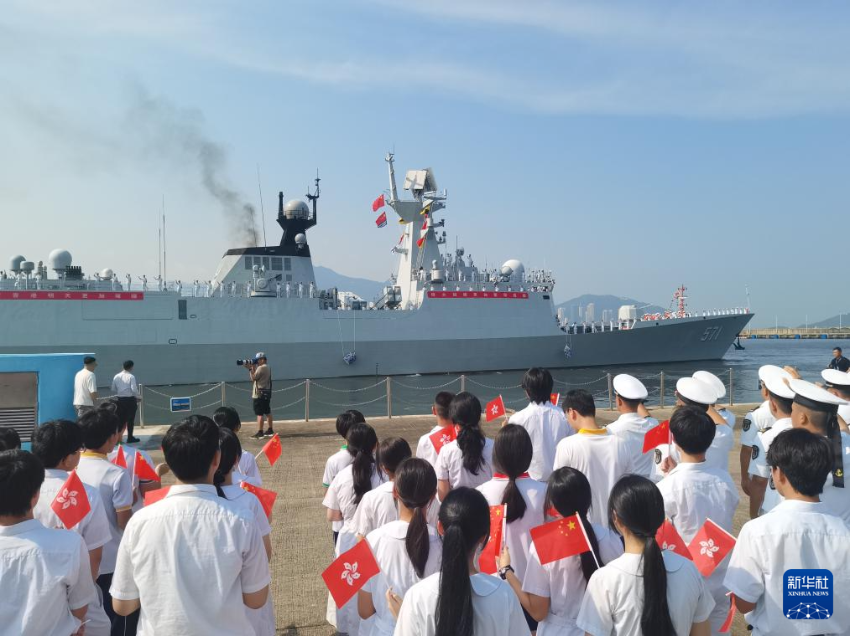 7月7日，运城舰离开昂船洲军营码头，驻香港部队官兵和香港学生代表在码头送行。
