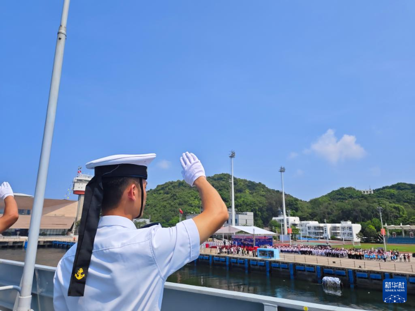 7月7日，湛江舰驶离昂船洲军营码头，士兵分区列队向前来送行的人群挥手告别。