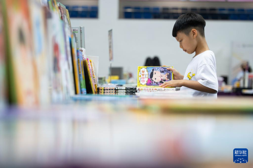 7月4日，小朋友在第二十八届澳门书市嘉年华上阅读。