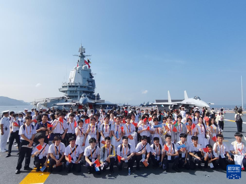 7月4日，锚泊在维多利亚港的山东舰对香港青少年学生开放。这是中学生在飞行甲板上合影。