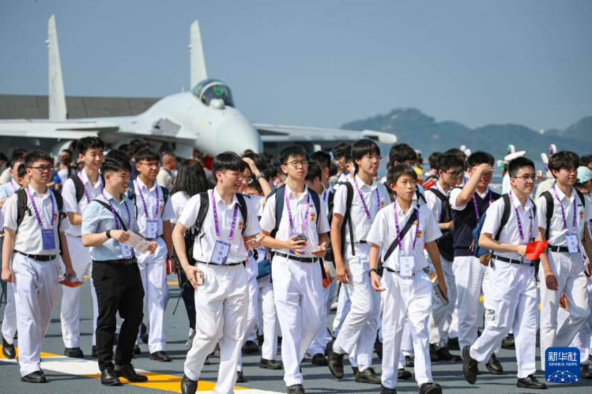 7月4日，锚泊在维多利亚港的山东舰对香港青少年学生开放。