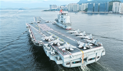 7月3日，海军山东舰航母编队抵达香港。