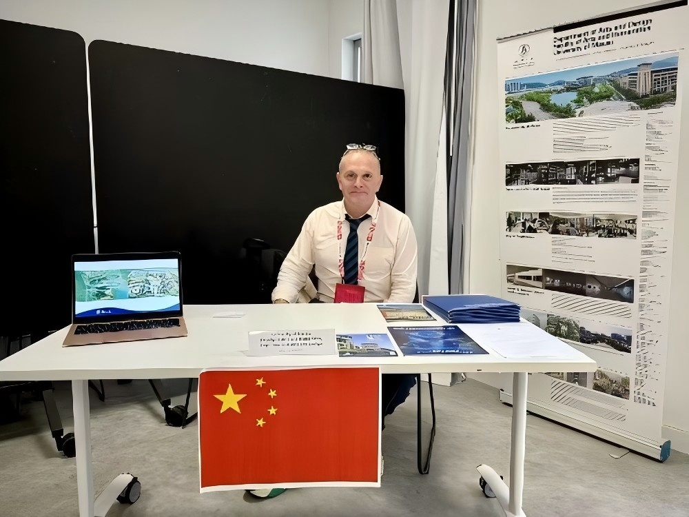 图为澳门大学副教授Michael Whittle在法国参加大会。