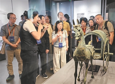 图为内地与港澳文旅界人士参观贵州省博物馆。