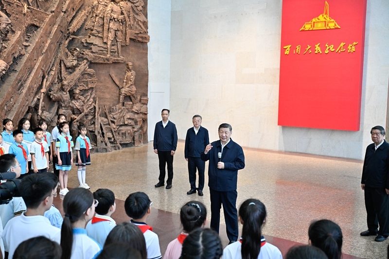 7月7日至8日，中共中央总书记、国家主席、中央军委主席习近平在山西考察。这是7日下午，习近平在位于阳泉市狮脑山的百团大战纪念馆考察时，同前来参观的青少年学生和纪念馆工作人员亲切交流。图片来源：新华网