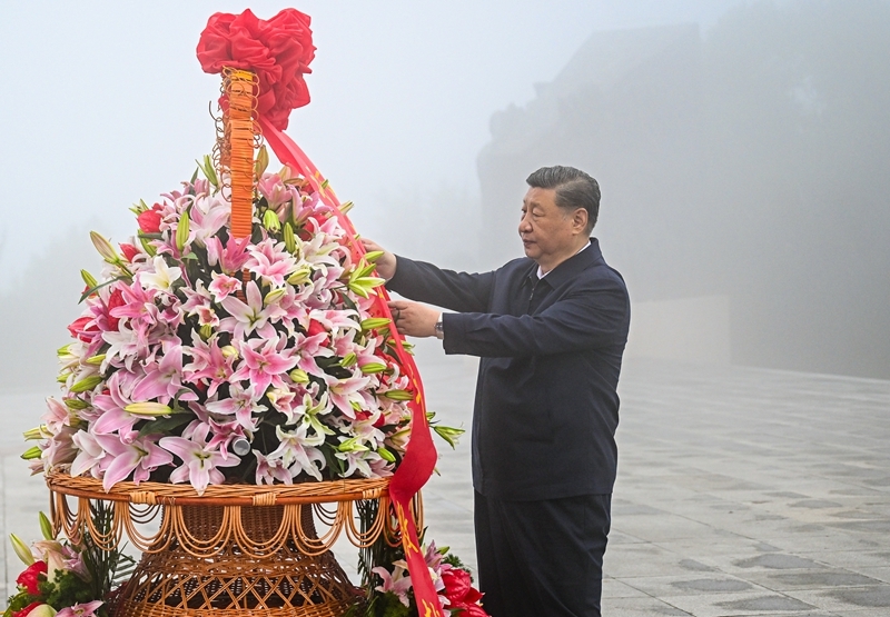 7月7日至8日，中共中央总书记、国家主席、中央军委主席习近平在山西考察。这是7日下午，习近平在位于阳泉市狮脑山的百团大战纪念碑广场，向八路军烈士敬献花篮。图片来源：新华网