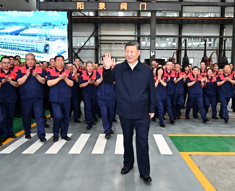 7月7日至8日，中共中央总书记、国家主席、中央军委主席习近平在山西考察。这是7日下午，习近平在阳泉阀门股份有限公司考察时，同企业员工在一起。图片来源：新华网