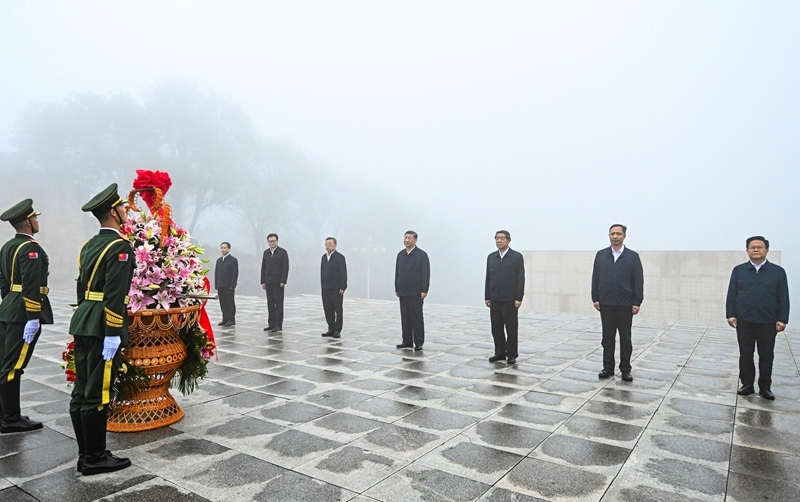 7月7日至8日，中共中央总书记、国家主席、中央军委主席习近平在山西考察。这是7日下午，习近平在位于阳泉市狮脑山的百团大战纪念碑广场，向八路军烈士敬献花篮。图片来源：新华网