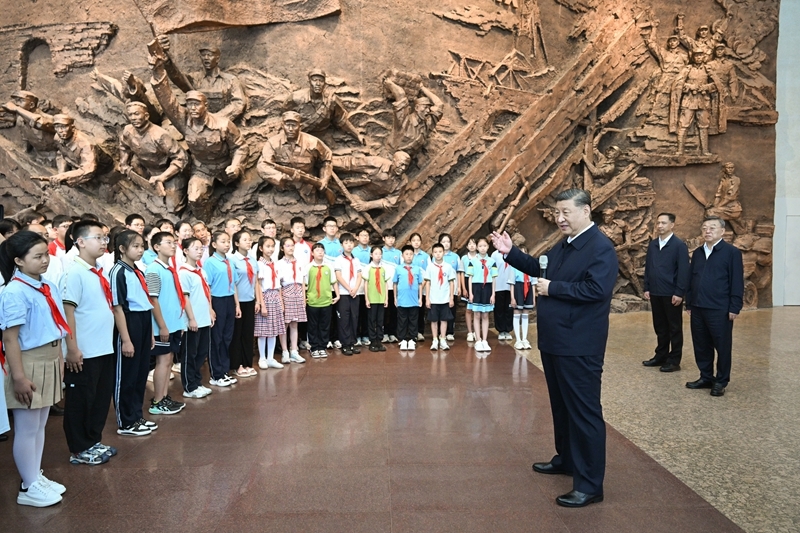 7月7日至8日，中共中央总书记、国家主席、中央军委主席习近平在山西考察。这是7日下午，习近平在位于阳泉市狮脑山的百团大战纪念馆考察时，同前来参观的青少年学生和纪念馆工作人员亲切交流。图片来源：新华网