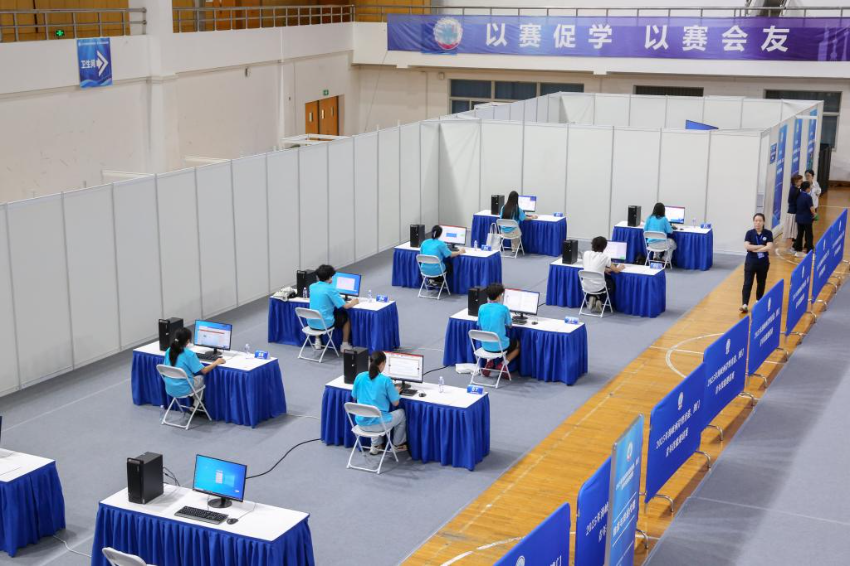7月8日在上海第二工业大学拍摄的邀请赛现场。