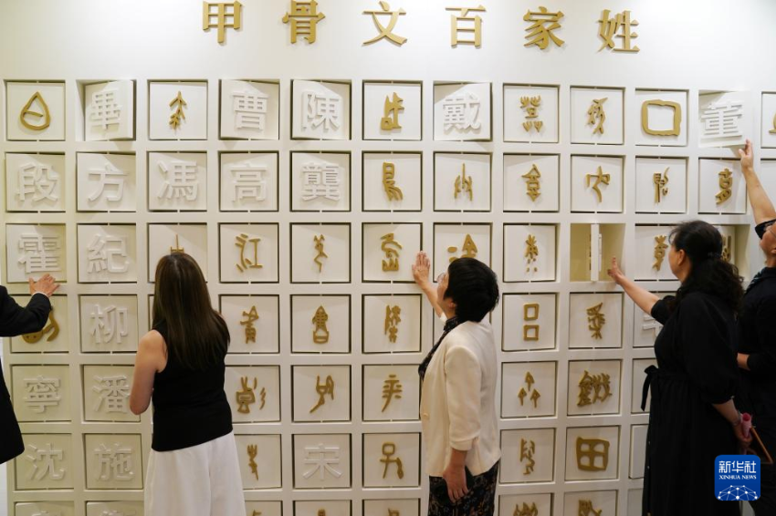 这是7月11日在香港中央图书馆拍摄的展览现场。