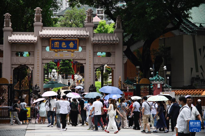 7月12日，善信及中外游客络绎不绝来到香港啬色园黄大仙祠参观。