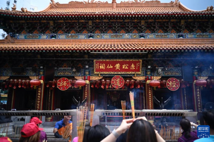 这是7月12日拍摄的香港九龙黄大仙区啬色园黄大仙祠。