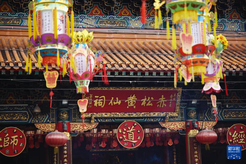 这是7月12日拍摄的香港九龙黄大仙区啬色园黄大仙祠。
