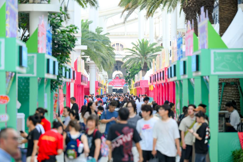 7月11日，2025澳门国际美食之都嘉年华上游客摩肩接踵。