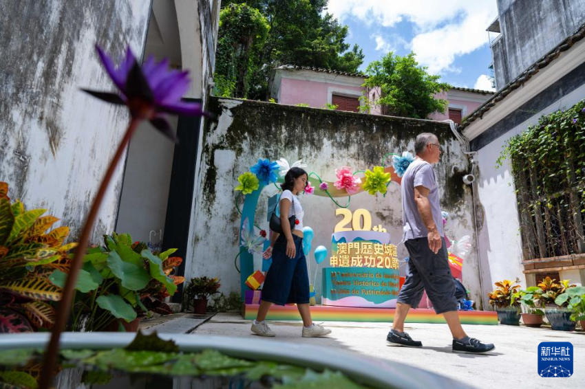 2025年7月13日，游客在澳门郑家大屋游览。