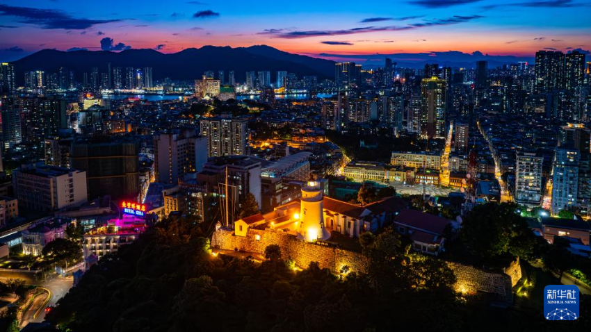 这是2024年7月8拍摄的澳门东望洋灯塔（无人机照片）。