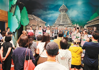 内地与港澳文旅界人士欣赏侗族大歌展示。