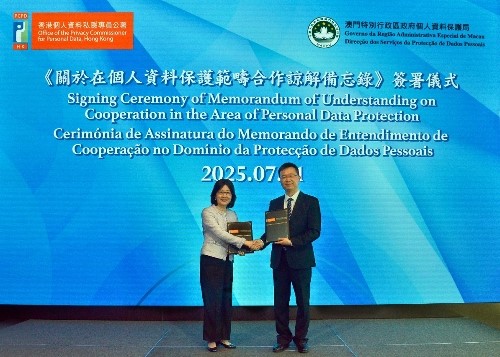 图为钟丽玲（左）与杨崇蔚（右）签署备忘录。