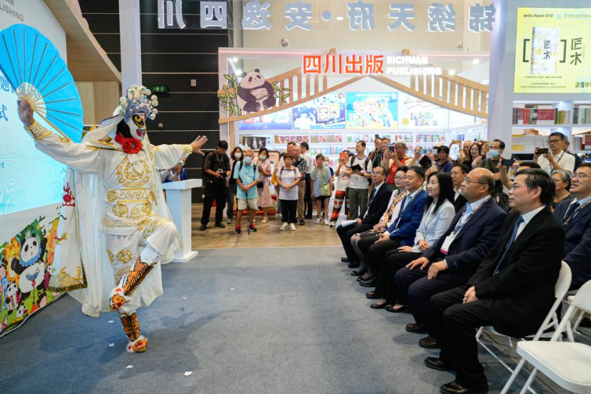 7月16日，参观者在第35届香港书展上观看川剧变脸表演。