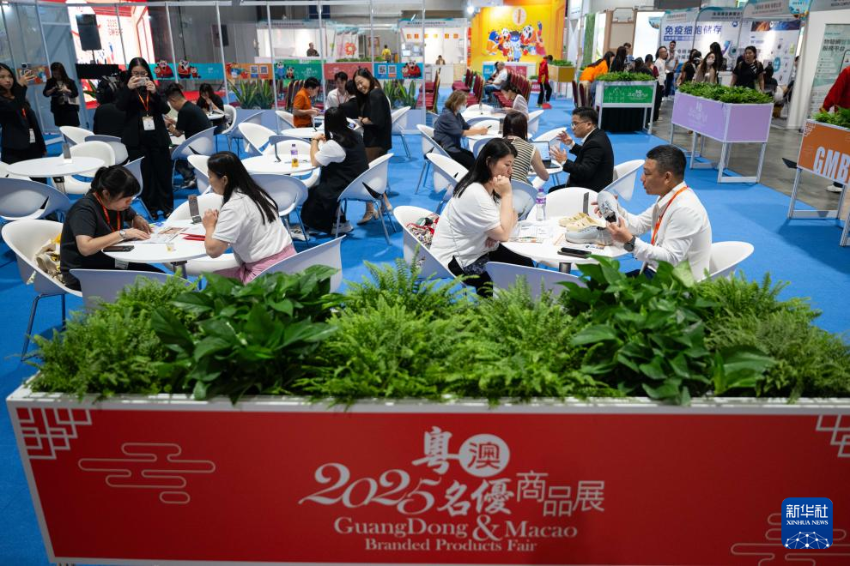 7月24日，与会者在2025粤澳名优商品展产品推介区及商业配对区上洽谈。