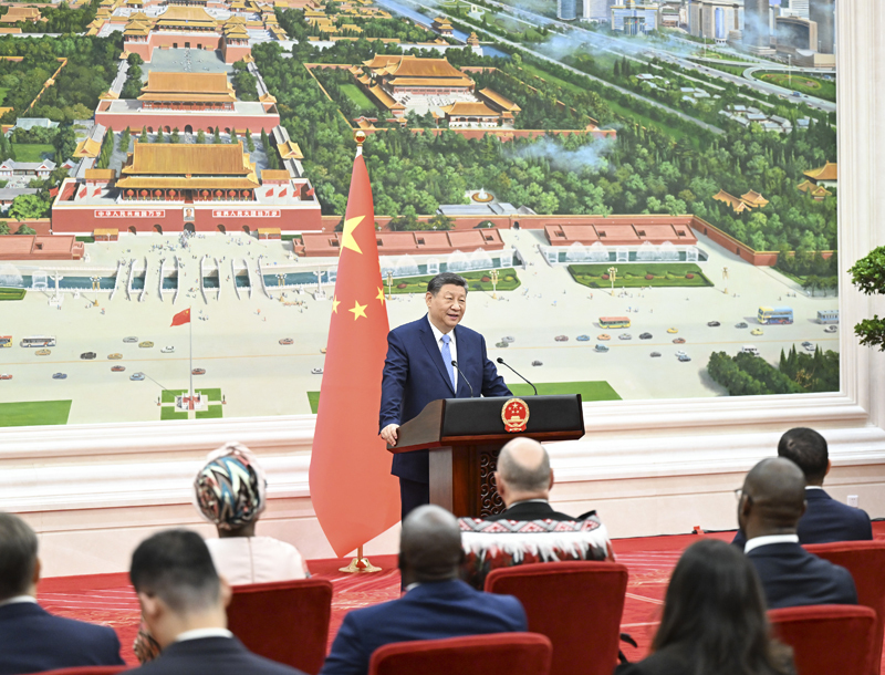 7月25日上午，国家主席习近平在北京人民大会堂接受16位驻华大使递交国书。这是仪式结束后，习近平在北京厅对使节们发表讲话。图片来源：新华网