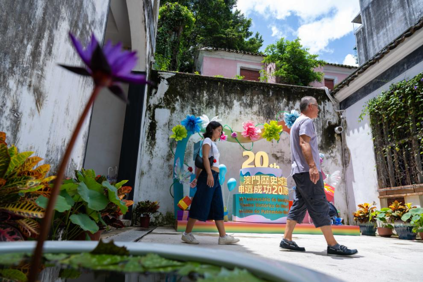 2025年7月13日，游客在澳门郑家大屋游览。