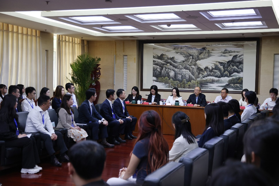 图为交流周学员拜访中央港澳办并举行座谈会。
